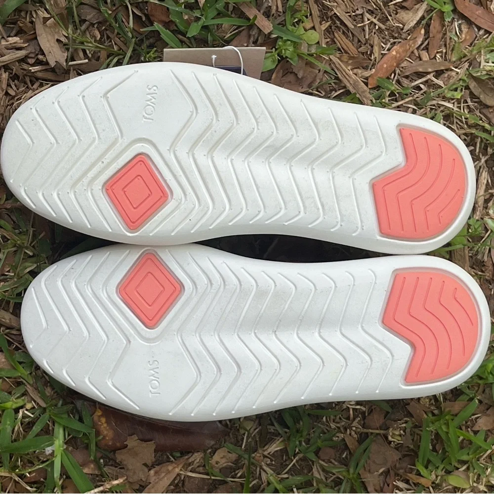 🆕TOMS Coral Slip-On Sneakers. 5.5
